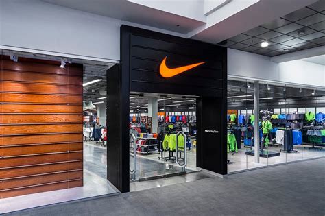 schwarze regenjacke nike|Nike Factory Stores.